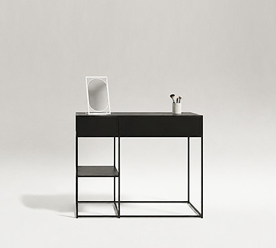 Coiffeuse CAROLINE avec rangement intégré et étagère ouverte.