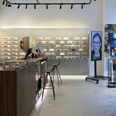 GRAVIT Verkaufseinrichtung für moderne Optikgeschäfte mit Brillenpräsentation.