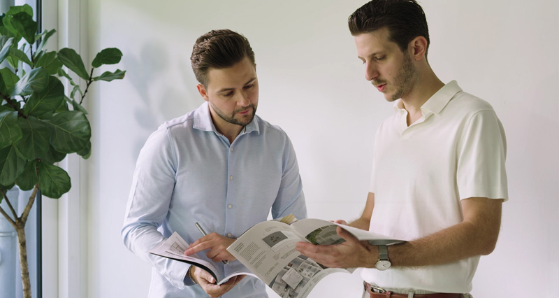 Personal consultation and project planning with the concept-s CAROLINE furnishing system for customised office, retail and home & living concepts.