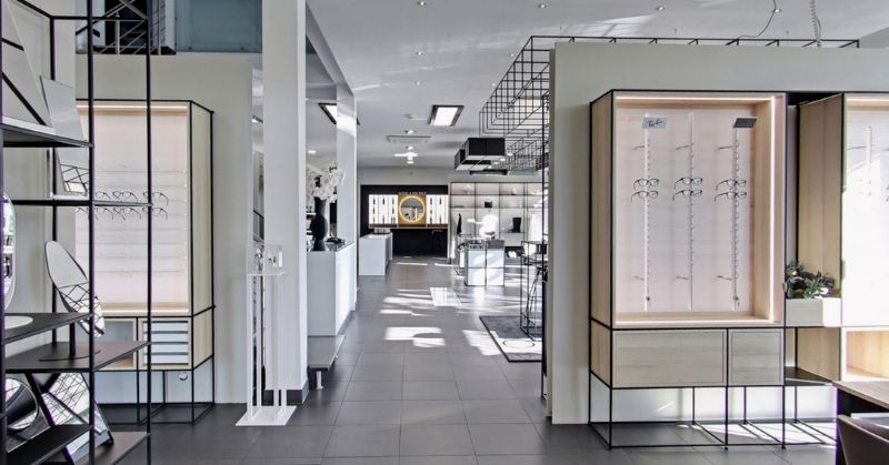 Moderner concept-s Showroom mit dem CAROLINE Einrichtungssystem, modularen Regalen und individuellen Ladenbaukonzepten für den Optikfachhandel.