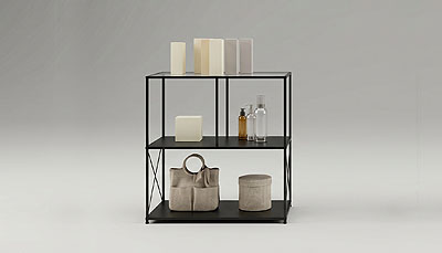 Freistehendes CAROLINE Sideboard mit offenem Regalsystem und filigranem Metallrahmen für Home & Living, Office, Retail und hochwertige Objekteinrichtungen.