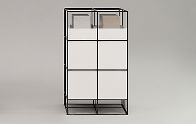 Schmales CAROLINE Magazinregal mit integrierten Prospekthaltern und filigranem Stahlrahmen zur Präsentation von Broschüren, Katalogen und Printmedien in Empfangsbereichen, Büros und Showrooms.