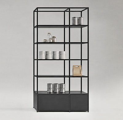 Hohes CAROLINE Regal mit offenen Fächern, geschlossenen Unterschränken und filigranem Stahlrahmen für Home & Living, Office, Retail und hochwertige Objekteinrichtungen.