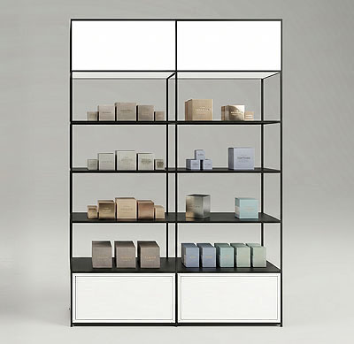 Großes CAROLINE Präsentationsregal mit offenen Regalfächern, geschlossenen Unterschränken und filigranem Stahlrahmen für Retail, Office, Home & Living und hochwertige Objekteinrichtungen.