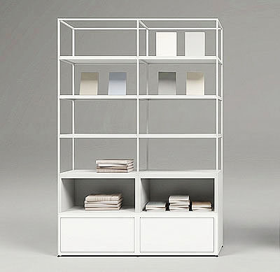 Großes weißes CAROLINE Regal mit offenen Regalfächern, geschlossenen Unterschränken und filigranem Stahlrahmen für Home & Living, Office, Retail und hochwertige Objekteinrichtungen.