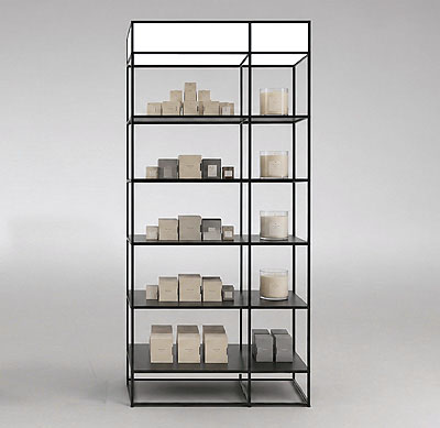 Hohes freistehendes CAROLINE Regal mit fünf offenen Ebenen und filigranem Stahlrahmen für Home & Living, Office, Retail und hochwertige Objekteinrichtungen.