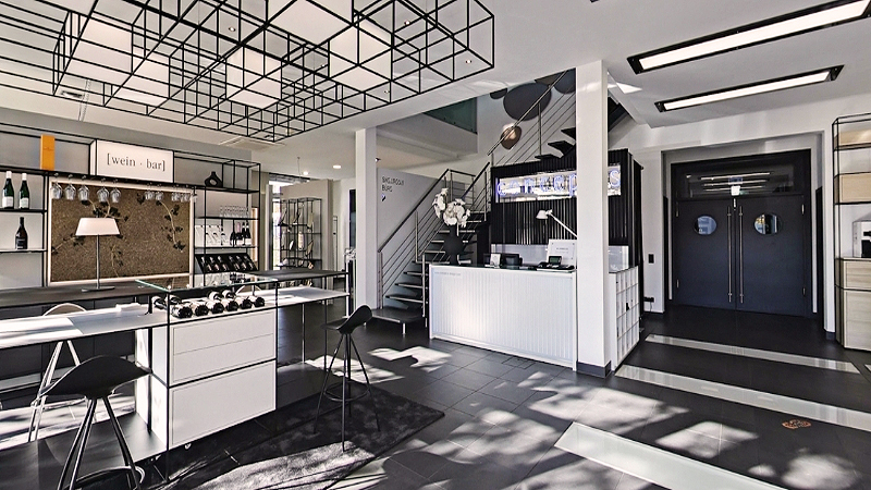 concept-s Showroom mit Weinbar, modularen Einrichtungssystemen und vielseitigen Präsentationslösungen.