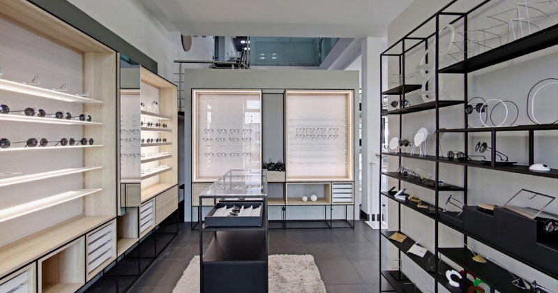 concept-s Showroom mit Brillenpräsentationen, Regalsystemen, Spiegeln und vielseitigen Einrichtungslösungen.