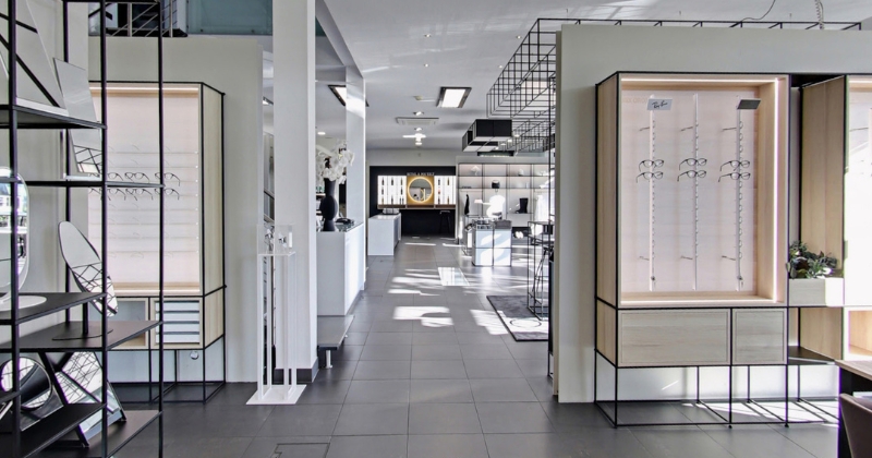 concept-s Showroom mit beleuchteten Brillenpräsentationen und modularen Einrichtungssystemen für Augenoptik.