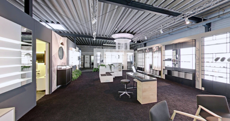 concept-s Showroom mit vielseitigen Brillenpräsentationen, Beratungsmöbeln und modernen Einrichtungssystemen.