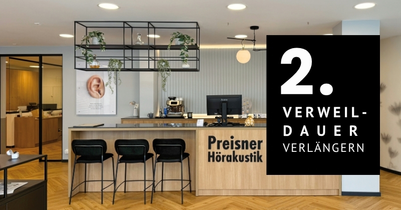 Moderner Hörakustik-Empfang mit Sitzplätzen und Pflanzen zur Verlängerung der Verweildauer.